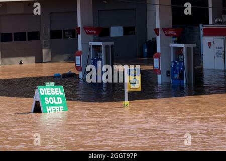 Pompes à gaz à la station-service submergées sous les eaux d'inondation à la suite de la tempête tropicale Ida Banque D'Images