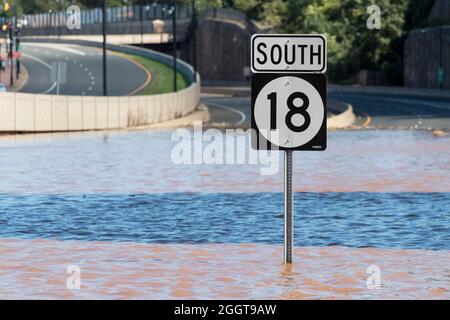 Vue sur la NJ route 18 South, complètement inondée à la suite de l'ouragan Ida Banque D'Images