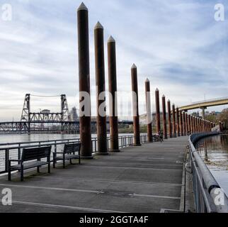 La piste cyclable sur le front de mer sur l'esplanade de la rivière est, portland, Oregon. Banque D'Images