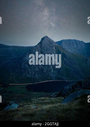 Milky Way se lève au-dessus de Tryfan, Snowdonia Banque D'Images