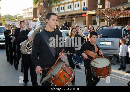 Groupe de marche dans les rues pendant la Parade des trois Rois, la Cala de Mijas, Costa del sol, Espagne. Banque D'Images