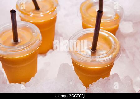La mangue se lisse sur une glace. Boisson rafraîchissante Banque D'Images