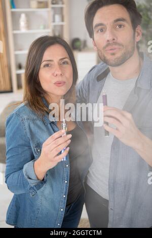 image trouble du couple qui expire ses vaporisateurs Banque D'Images