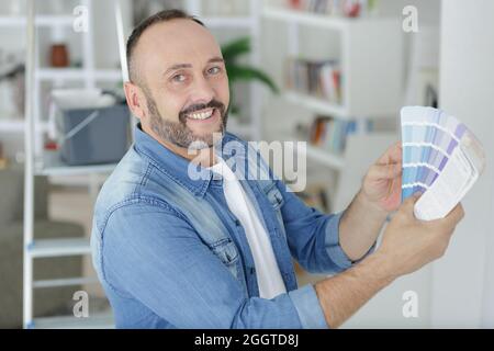 Homme tenant un échantillon de couleur Banque D'Images