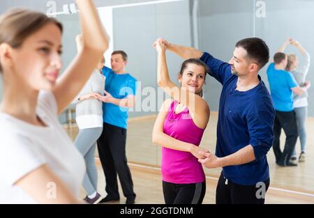 Jeune couple pratiquant la danse active en paire Banque D'Images