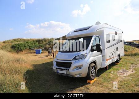 Un camping-car au Danemark sur la plage de Vejers Strand Banque D'Images