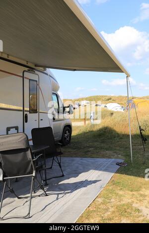 Un camping-car au Danemark sur la plage de Vejers Strand Banque D'Images