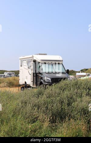 Un camping-car au Danemark sur la plage de Vejers Strand Banque D'Images