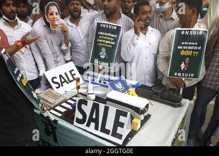 Les membres de la NSUI (Union nationale des étudiants de l'Inde) protestent contre les politiques actuelles du gouvernement Modi sur la privatisation dans le pays à Shashtri Bhavan à New Delhi, Inde, le vendredi 3 septembre 2021. Photo d'Anshuman Akash Banque D'Images