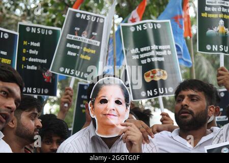 Les membres de la NSUI (Union nationale des étudiants de l'Inde) protestent contre les politiques actuelles du gouvernement Modi sur la privatisation dans le pays à Shashtri Bhavan à New Delhi, Inde, le vendredi 3 septembre 2021. Photo d'Anshuman Akash Banque D'Images