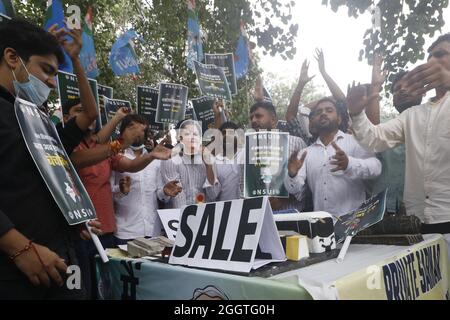 Les membres de la NSUI (Union nationale des étudiants de l'Inde) protestent contre les politiques actuelles du gouvernement Modi sur la privatisation dans le pays à Shashtri Bhavan à New Delhi, Inde, le vendredi 3 septembre 2021. Photo d'Anshuman Akash Banque D'Images