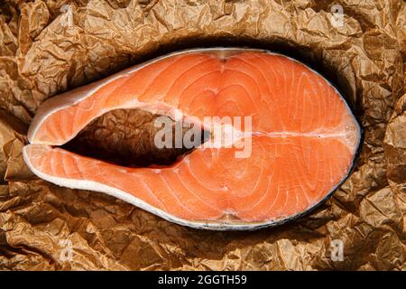 Steak de saumon frais cru dans un papier parchemin Banque D'Images