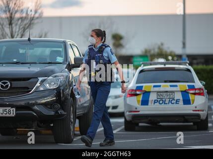 Auckland, Nouvelle-Zélande. 3 septembre 2021. Un policier tient un garde près du supermarché New Lynn à Auckland, en Nouvelle-Zélande, le 3 septembre 2021. Le Premier ministre néo-zélandais Jacinda Ardern a confirmé que l'attaque violente qui s'est produite au supermarché New Lynn à Auckland à 14 h 40, heure locale vendredi, était une « attaque terroriste » menée par un « extrémiste ». Credit: Zhao Gang/Xinhua/Alay Live News Banque D'Images