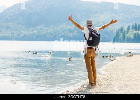 Se reposer sur un lac de montagne près de Neuschwanstein. homme marchant près du lac Banque D'Images