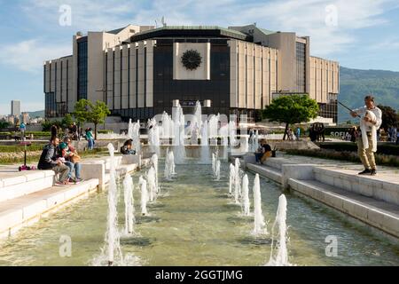 Palais national de la culture vue du centre-ville à Sofia Bulgarie des gens aux fontaines du bâtiment emblématique, Europe de l'est, Balkans, UE Banque D'Images
