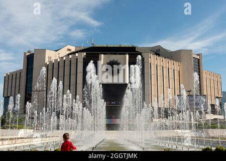 Vue du centre-ville à Sofia Bulgarie des fontaines et le bâtiment emblématique du Palais National de la culture ou NDK, Europe de l'est, Balkans, UE Banque D'Images