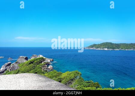 La vue depuis les falaises sur la mer et l'île. Îles Similan Thaïlande Banque D'Images