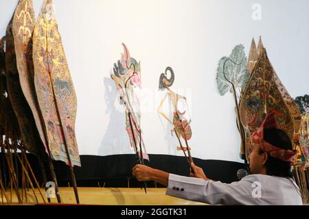 Spectacle de marionnettes à ombre Palembang. En Indonésie, il y a plusieurs régions qui ont l'art de külit de wayang avec leurs propres caractéristiques. Banque D'Images