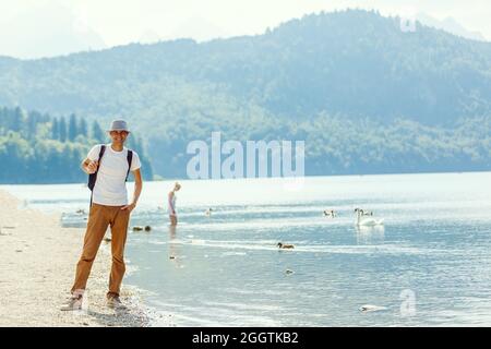 Se reposer sur un lac de montagne près de Neuschwanstein. homme marchant près du lac Banque D'Images