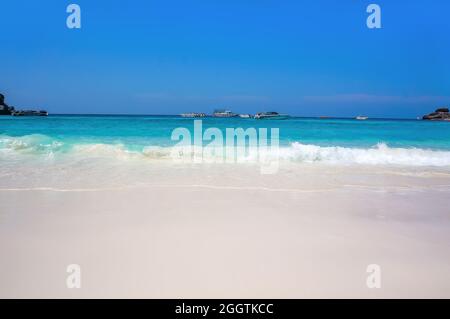Belle plage sur la côte thaïlandaise avec de l'eau cristalline et du sable blanc Banque D'Images