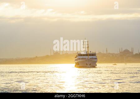 Ferry en ligne d'Istanbul et paysage urbain d'Istanbul au coucher du soleil. Transports en commun à Istanbul. Voyage en Turquie. Heure d'or et ferry sur le bosphore Banque D'Images