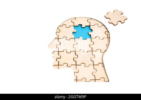 Puzzle en forme de tête humaine avec la pièce finale à mettre en place isolée sur blanc. Concept de traitement des troubles cérébraux. Banque D'Images