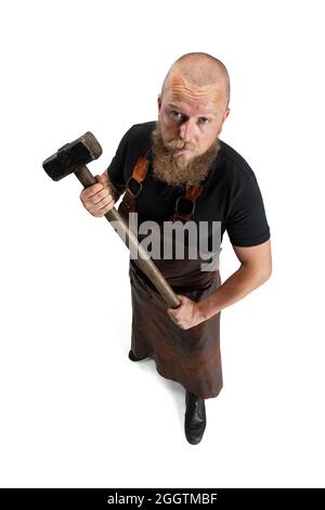 Vue en grand angle sur le chauve barbu, forgeron portant un tablier en cuir ou uniforme isolé sur fond blanc de studio. Concept de travail, rétro Banque D'Images