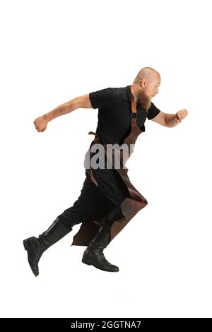 Portrait d'un chauve barbu fort, forgeron portant un tablier en cuir ou uniforme isolé sur fond blanc de studio. Concept de travail, rétro Banque D'Images