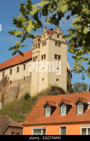 26 août 2021, Saxe-Anhalt, Löbejün: Le château historique de Wettin est enthroné sur un rocher en arrière-plan. Photo: Matthias Bein/dpa-Zentralbild/ZB Banque D'Images