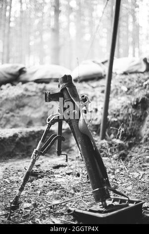 Mortier allemand de mine de temps de la deuxième guerre mondiale. Arme Wehrmacht. Deuxième Guerre mondiale. Photographie en noir et blanc Banque D'Images