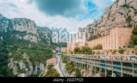 Santa Maria de Montserrat. Abbaye bénédictine à la montagne de Montserrat, au Monistrol de Montserrat, en Catalogne, Espagne. Temporisation, temporisation Banque D'Images