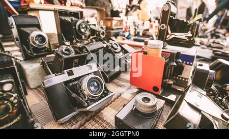 Tbilissi, Géorgie. Boutique marché aux puces des antiquités Old Retro Vintage Things sur Dry Bridge à Tbilissi. Différentes caméras rétro anciennes Banque D'Images