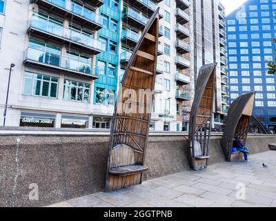 Bancs de trottoir en bois et en forme de devant d'un bateau près du pont de Lambeth - Londres, Angleterre Banque D'Images