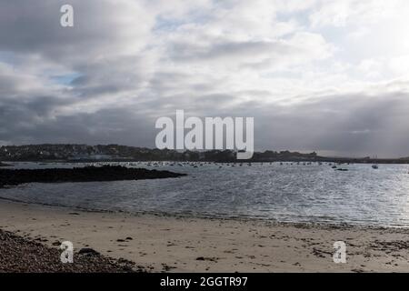 Une vue sur le port lors d'une soirée d'été à primel-Trégastel, Finistère, Bretagne, France Banque D'Images