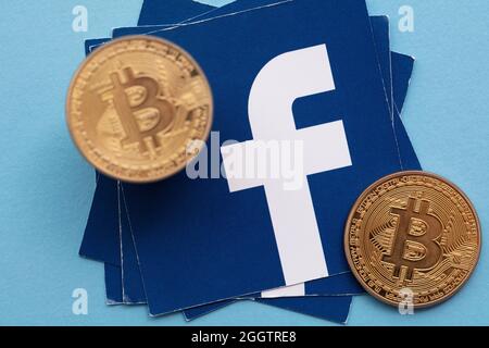 LONDRES, Royaume-Uni - septembre 2021 : crypto-monnaie Bitcoin sur un logo facebook Banque D'Images