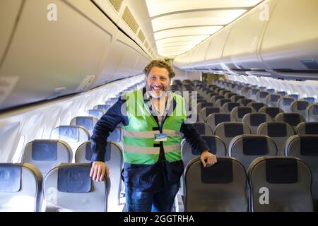 Hanovre, Allemagne. 03ème septembre 2021. Fabrizio Sepe (l), Directeur général du Parc Serengeti, est présent dans son nouvel Airbus A310 10 23. L'Airbus a été utilisé pour la dernière fois pour l'évacuation des personnes d'Afghanistan et devait être mis hors service. Le parc Seregenti a acquis l'avion et prévoit du transformer en restaurant, qui devrait ouvrir à l'été 2022. Crédit : OLE Spata/dpa/Alay Live News Banque D'Images