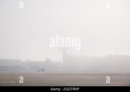 Hanovre, Allemagne. 03ème septembre 2021. Un épais brouillard se trouve au-dessus de l'aéroport de Hanovre. Crédit : OLE Spata/dpa/Alay Live News Banque D'Images