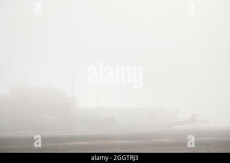 Hanovre, Allemagne. 03ème septembre 2021. Un épais brouillard se trouve au-dessus de l'aéroport de Hanovre. Crédit : OLE Spata/dpa/Alay Live News Banque D'Images