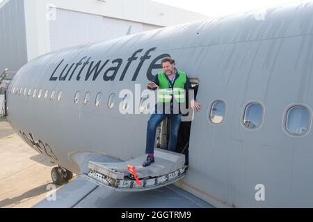 Hanovre, Allemagne. 03ème septembre 2021. Fabrizio Sepe (l), Directeur général du Parc Serengeti, regarde les ailes de son nouvel Airbus A310 10 23. L'Airbus a été utilisé pour la dernière fois pour évacuer des personnes d'Afghanistan et devait être mis hors service. Le parc Seregenti a acquis l'avion et prévoit du transformer en restaurant, qui devrait ouvrir à l'été 2022. Crédit : OLE Spata/dpa/Alay Live News Banque D'Images