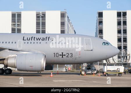 Hanovre, Allemagne. 03ème septembre 2021. Un Airbus A310 10 23 se trouve à l'aéroport de Hanovre. L'Airbus a été utilisé pour la dernière fois pour l'évacuation des personnes d'Afghanistan et devrait être mis hors service. Le Parc Serecenti a acquis l'avion et veut le transformer en un restaurant, qui doit ouvrir à l'été 2022. Crédit : OLE Spata/dpa/Alay Live News Banque D'Images