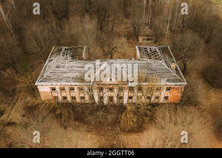 Bélarus. Vue aérienne de l'ancien bâtiment administratif abandonné dans la zone de Tchernobyl. Catastrophes nucléaires de Tchernobyl. Maison en ruine Banque D'Images