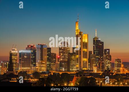 Coucher de soleil sur Frankfurts Mainhattan, le quartier central des affaires de Francfort en Allemagne. Le mot est un portmanteau de main, la rivière sur laquelle Frankf Banque D'Images