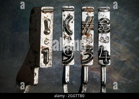 vieux marteaux de machine à écrire vintage avec la date 1934 isolé Banque D'Images