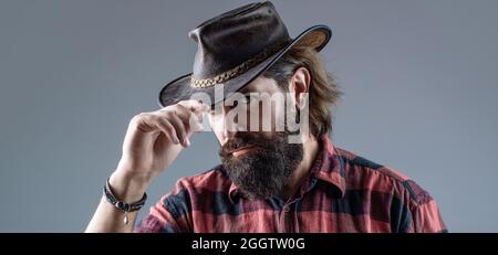 Chapeau de cowboy. Portrait d'un jeune homme portant un chapeau de cow-boy. Cowboys en chapeau. Jolie macho barbu. Cow-boys non rasés. Cow-boy américain. Cuir Banque D'Images