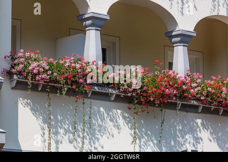 belle vieille villa avec des plantes suspendues du balcon, Banque D'Images