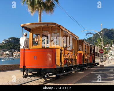 Port de Soller, Majorque, Espagne. 25 août 2018. L'ancien tramway électrique qui relie Soller au centre-ville de Port de Soller Banque D'Images