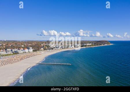 Vue aérienne sur la plage de sable avec chaises de plage en osier sous toit à la station balnéaire de Travemünde, ville hanséatique de Lübeck, Schleswig-Holstein, Allemagne Banque D'Images