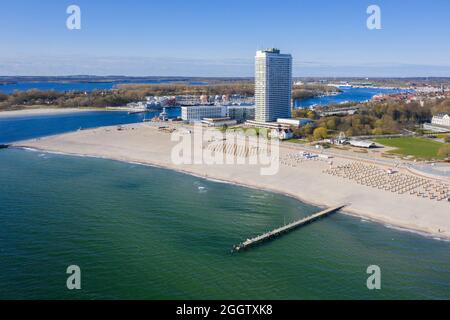 Vue aérienne sur la plage, le Maritim Hotel et la rivière Trave à la station balnéaire de Travemünde, ville hanséatique de Lübeck, Schleswig-Holstein, Allemagne Banque D'Images