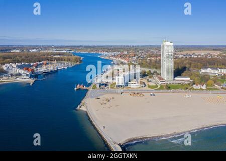 Vue aérienne sur la plage, le Maritim Hotel et la rivière Trave à la station balnéaire de Travemünde, ville hanséatique de Lübeck, Schleswig-Holstein, Allemagne Banque D'Images