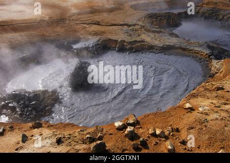 Piscine de boue bouillonnante dans un paysage géothermique à Hverarond près de Myvatn, Islande, Myvatn Banque D'Images